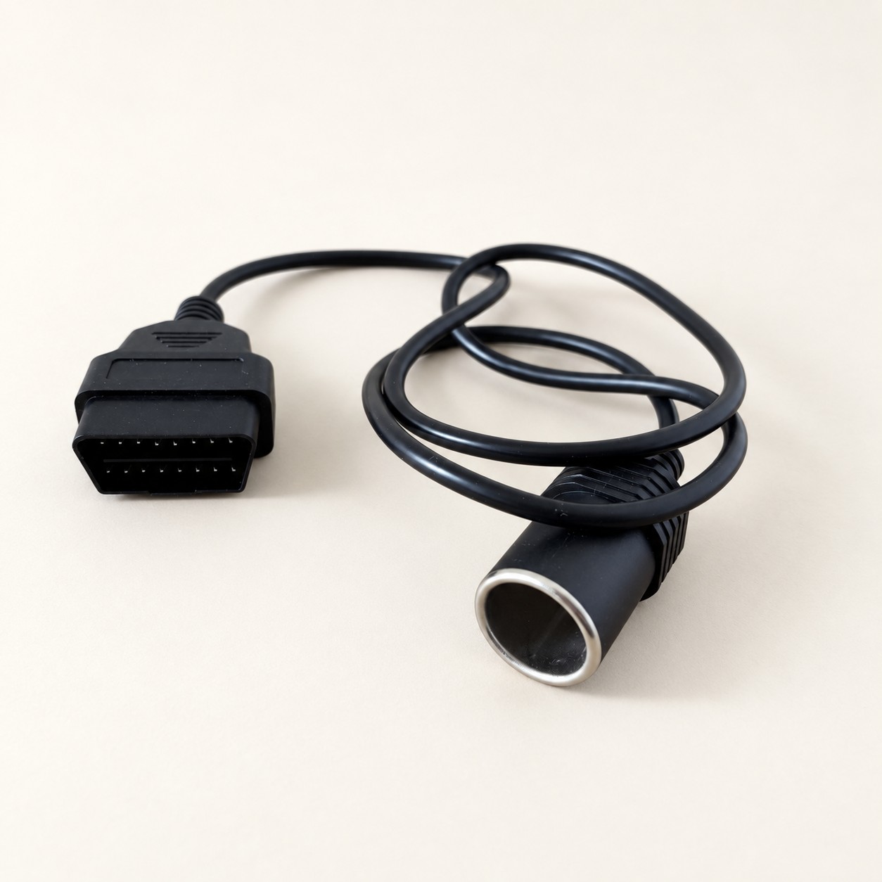 Adapter OBD2 z gniazdem zapalniczki — aranżacja poglądowa AI na jasnym tle