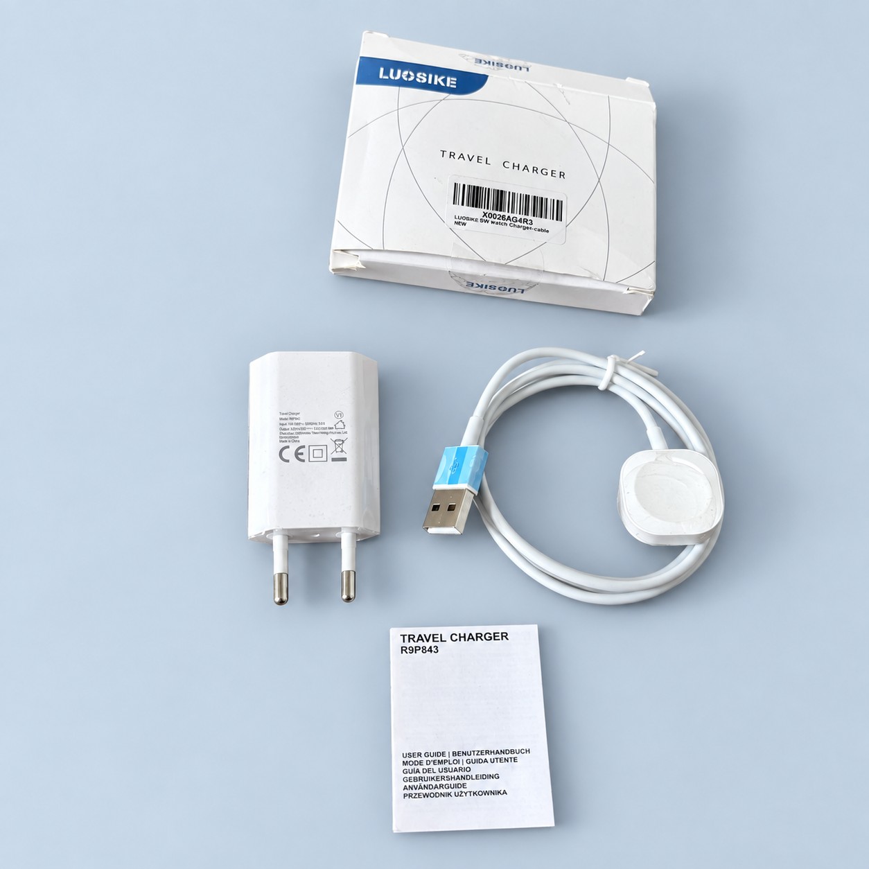 Luosike R9P843 ładowarka 5 W do smartwatcha — aranżacja poglądowa AI na szaroniebieskim tle