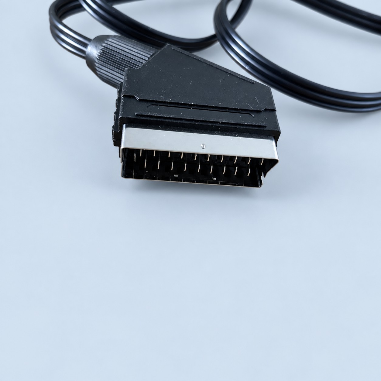 Konwerter SCART HDMI — aranżacja poglądowa AI na szaroniebieskim tle