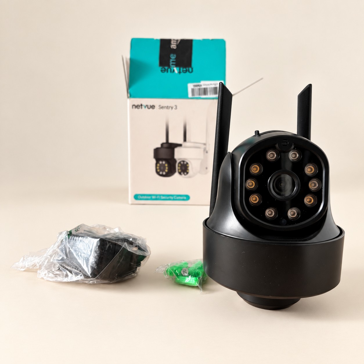 Kamera Netvue Sentry 3 — aranżacja poglądowa AI na jasnym tle