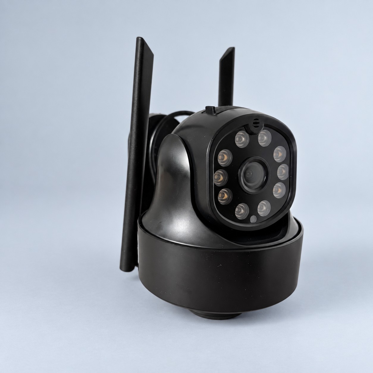 Kamera Netvue Sentry 3 — aranżacja poglądowa AI na szaroniebieskim tle