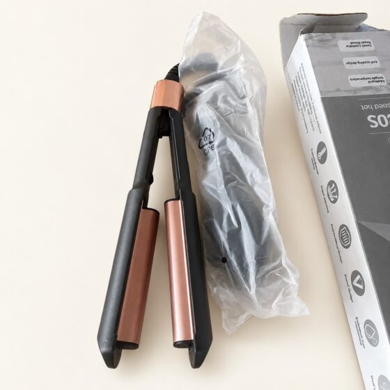 30S Hair Crimper na kremowym tle z opakowaniem.