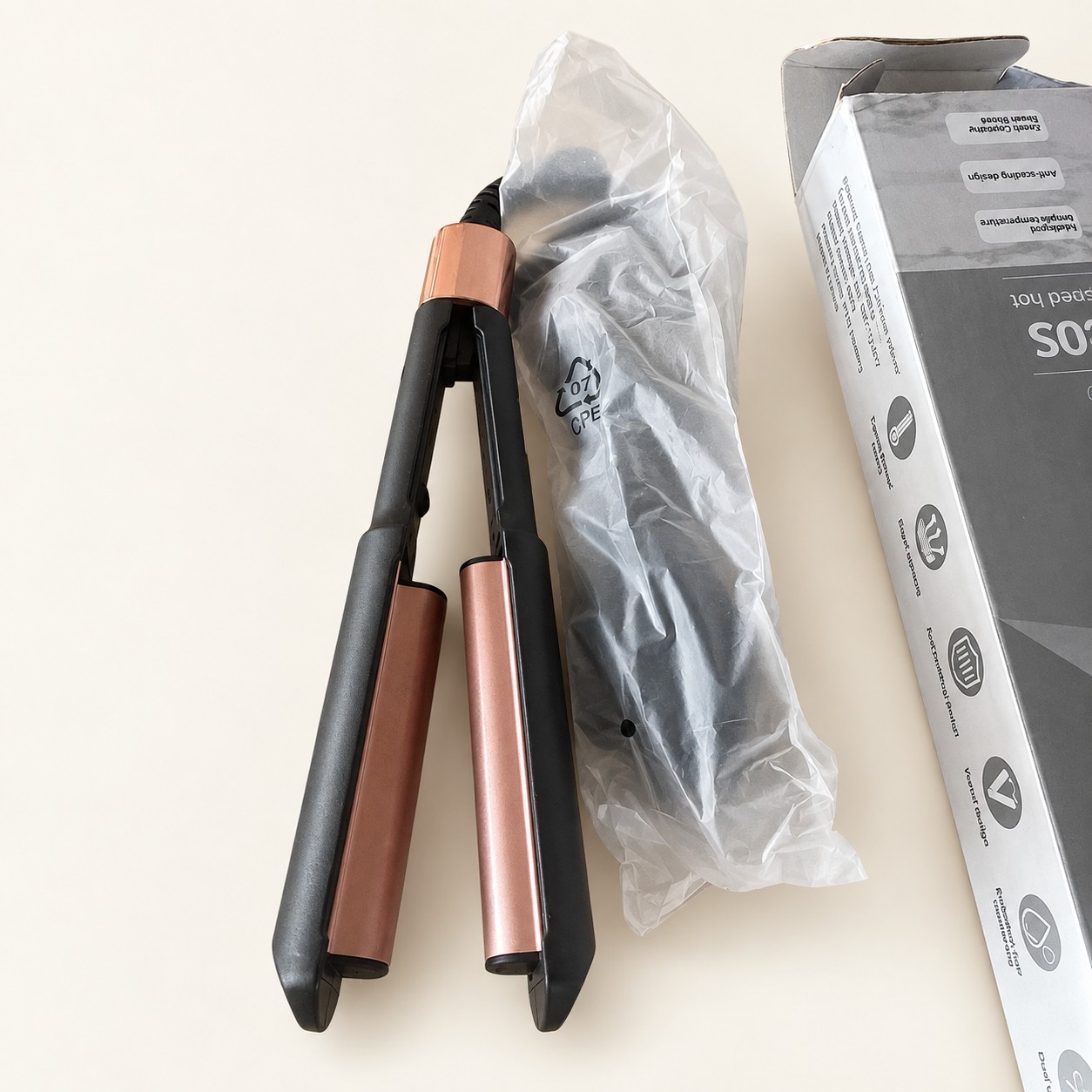 30S Hair Crimper na kremowym tle z opakowaniem.