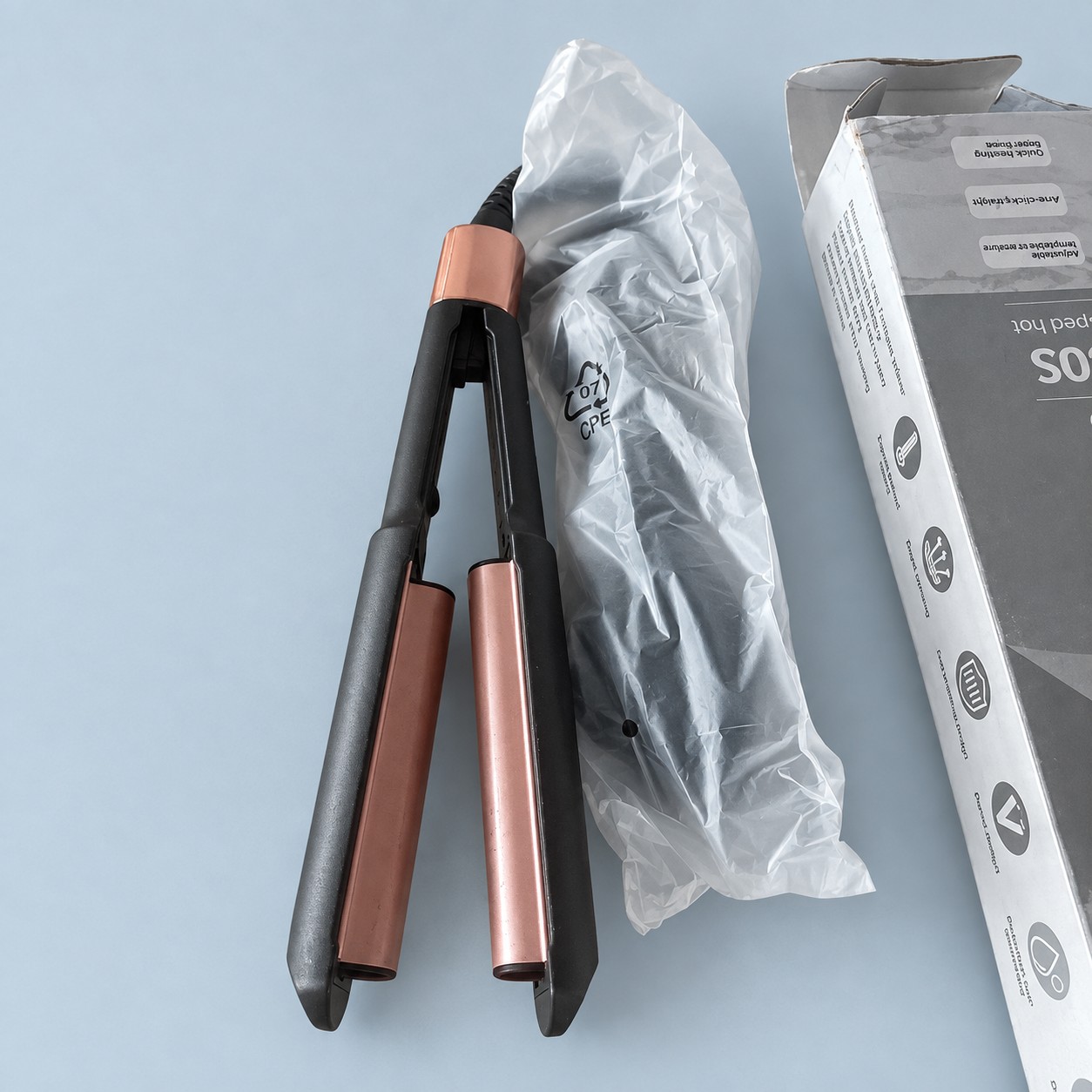 30S Hair Crimper na niebieskim tle studio.