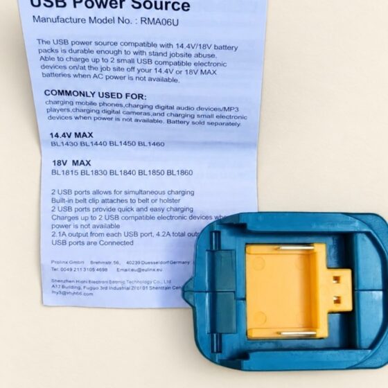 Adapter zasilania USB z instrukcją na kremowym tle.