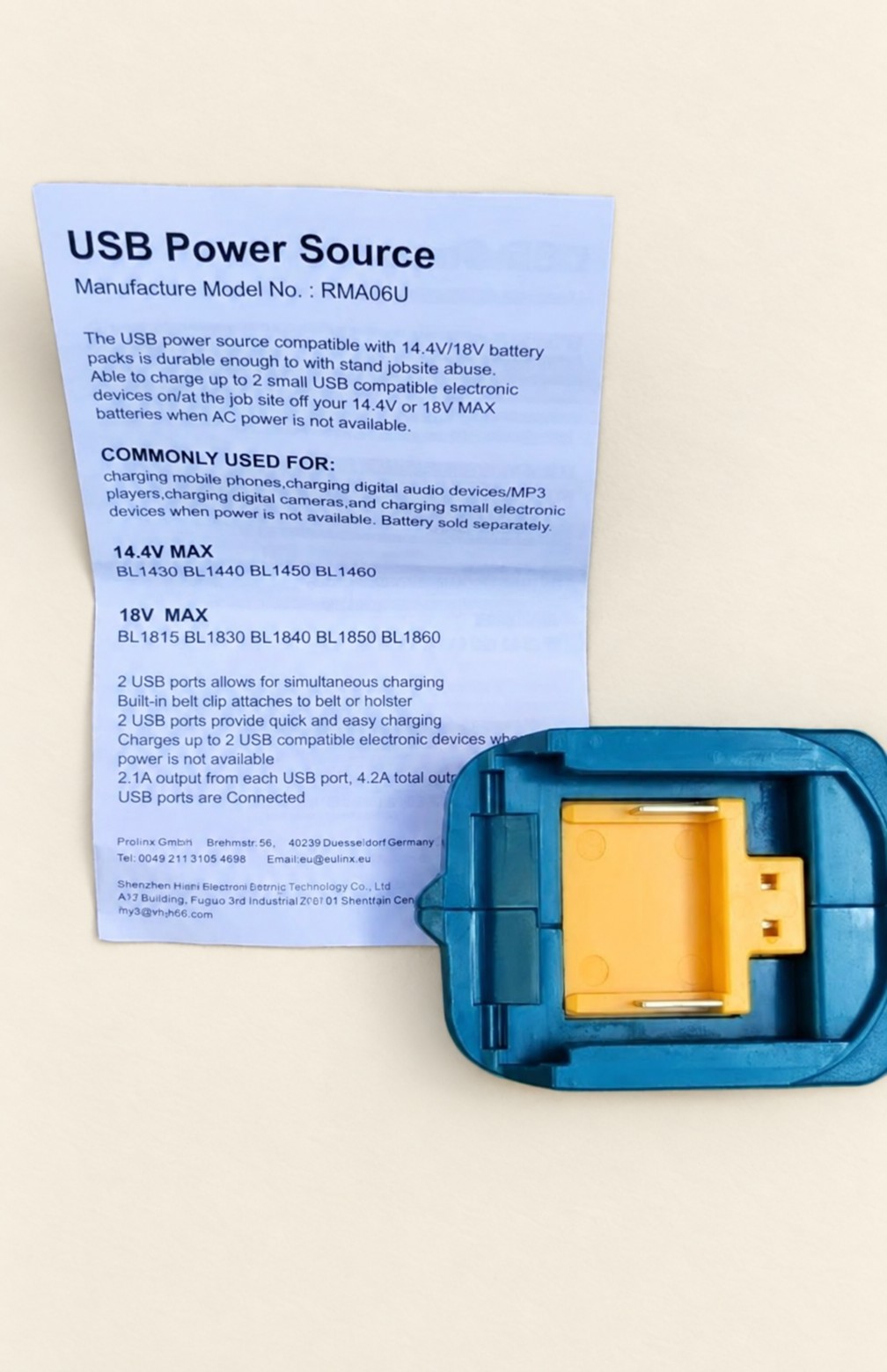 Adapter zasilania USB z instrukcją — aranżacja poglądowa AI na jasnym tle