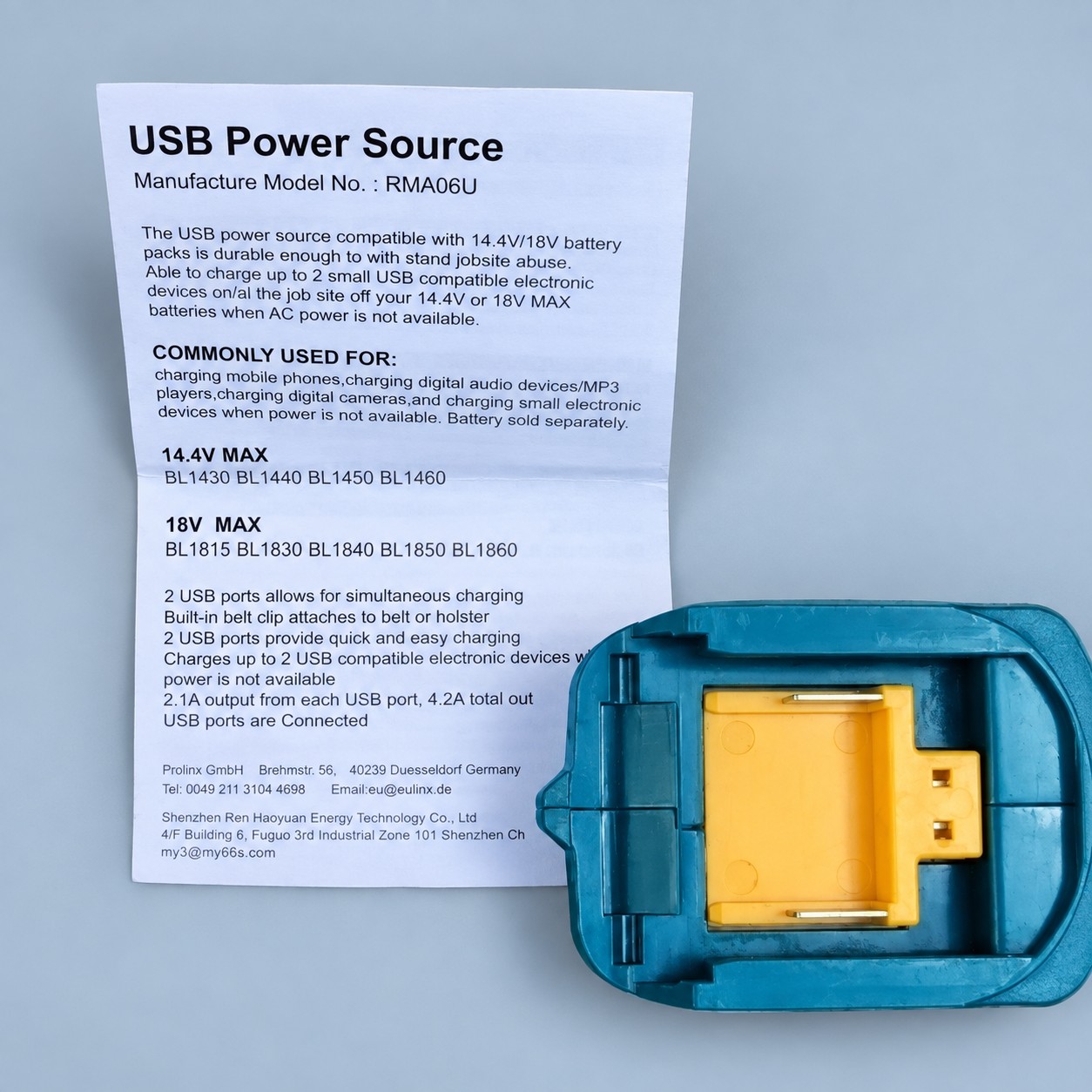 Adapter zasilania USB z instrukcją — aranżacja poglądowa AI na szaroniebieskim tle