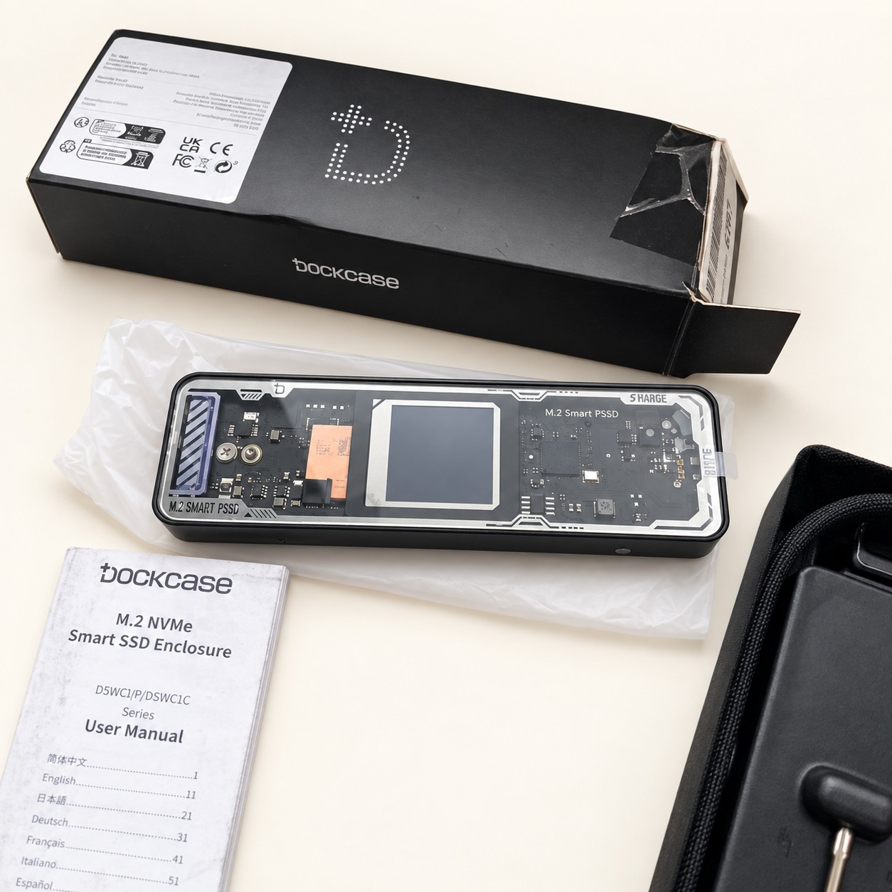 Obudowa dysku Dockcase z akcesoriami — aranżacja poglądowa AI na jasnym tle