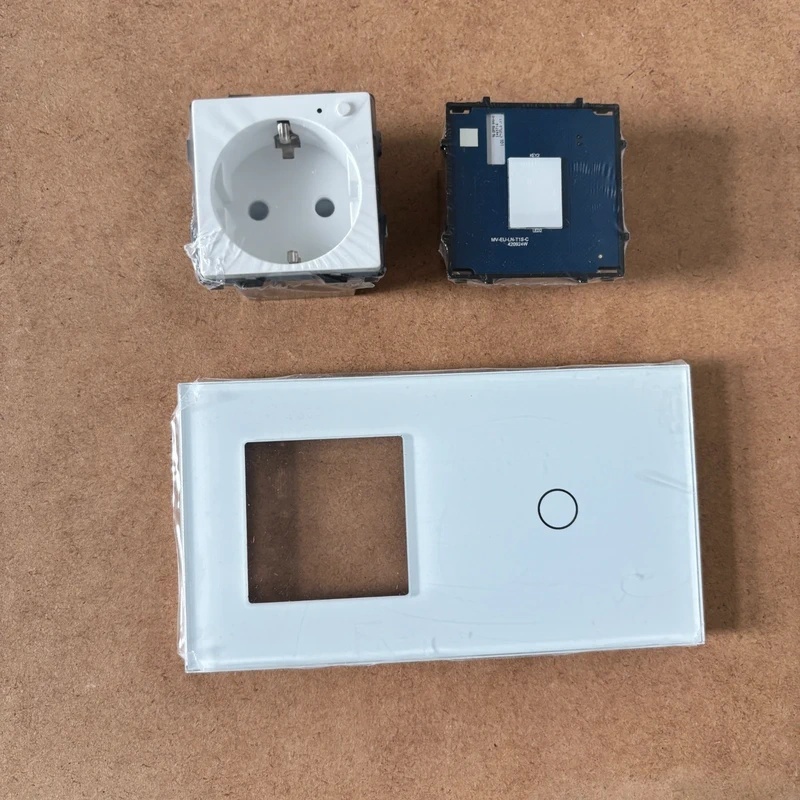Gniazdo Schuko 16 A z dotykowym włącznikiem i USB
