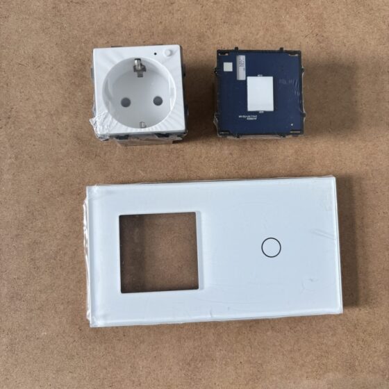 Gniazdo Schuko 16 A z dotykowym włącznikiem i USB