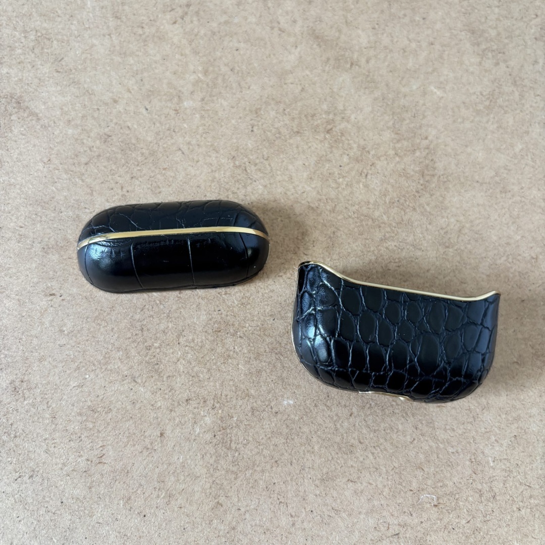 IDeal of Sweden Jet Black Croco etui na AirPods