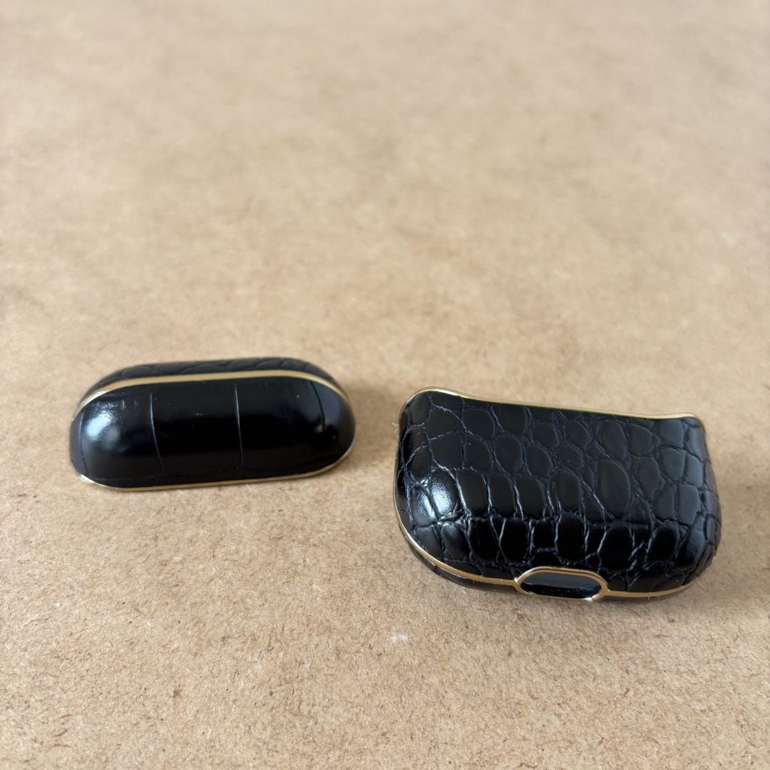 IDeal of Sweden Jet Black Croco etui na AirPods - obrazek 2