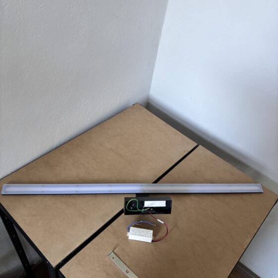 Lampa LED nad lustro w kolorze chromowanym z zasilaczem