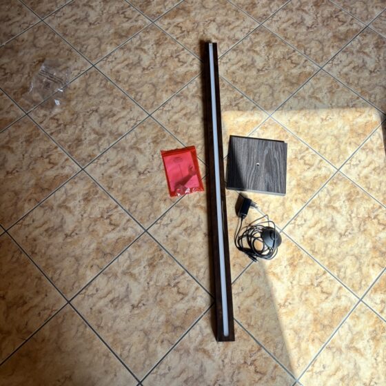 Lampa podłogowa liniowa LED drewnopodobna + baza
