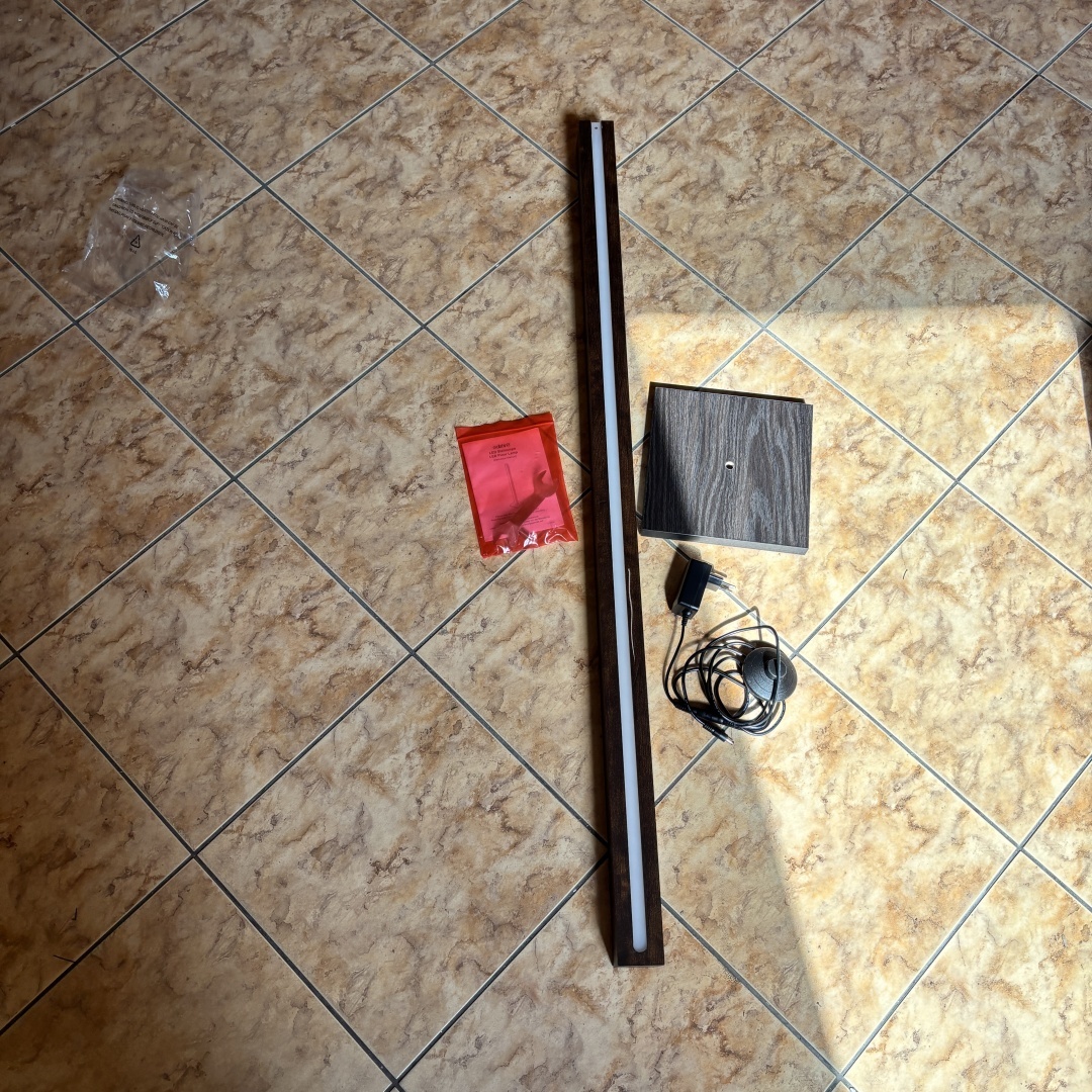 Lampa podłogowa liniowa LED drewnopodobna + baza