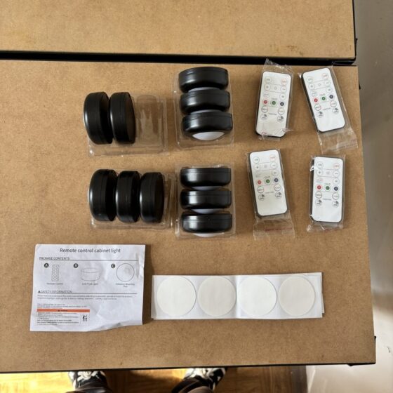 Lampki LED typu puck z pilotami - zestaw 11 szt.