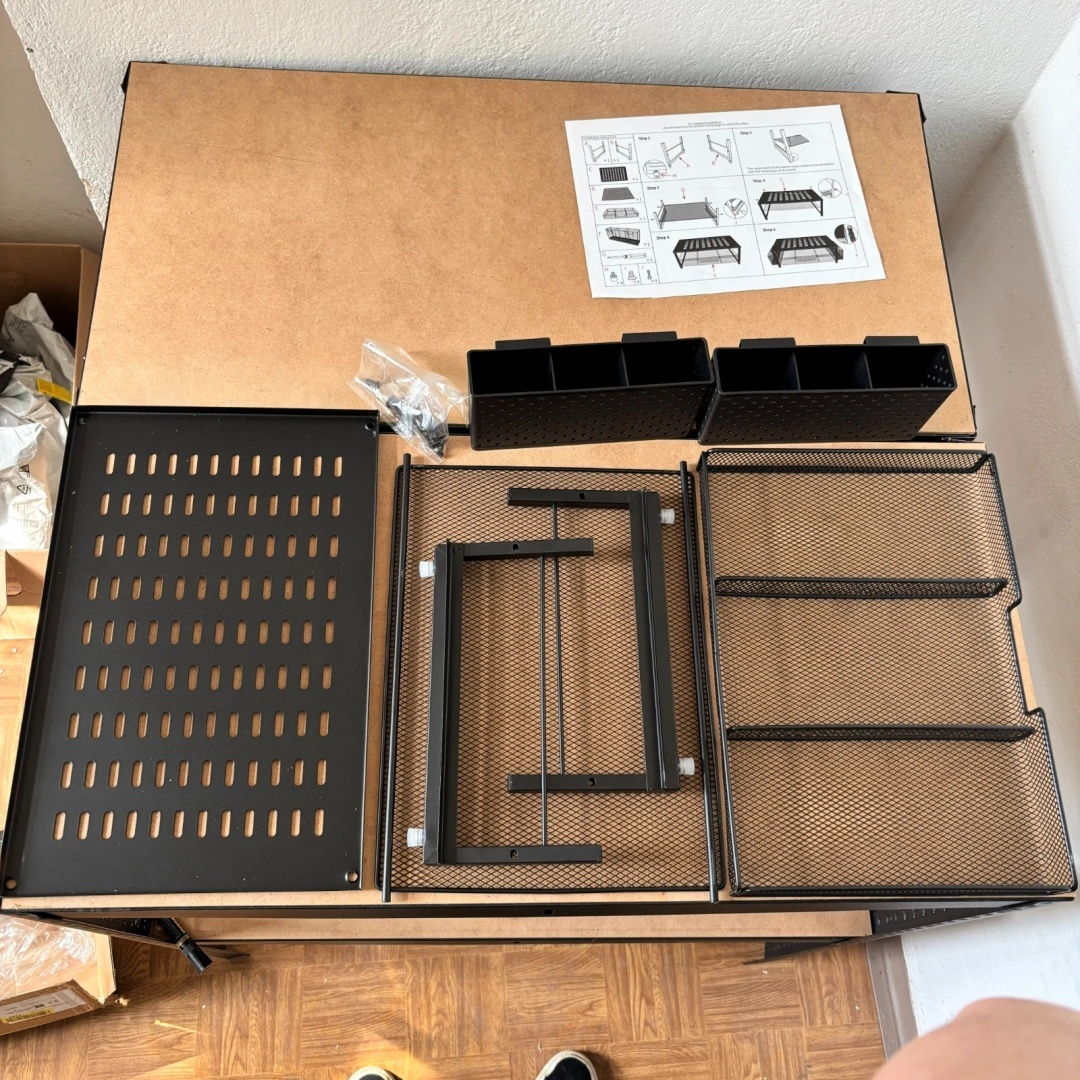 Metalowa podstawka pod monitor z szufladą i organizerami