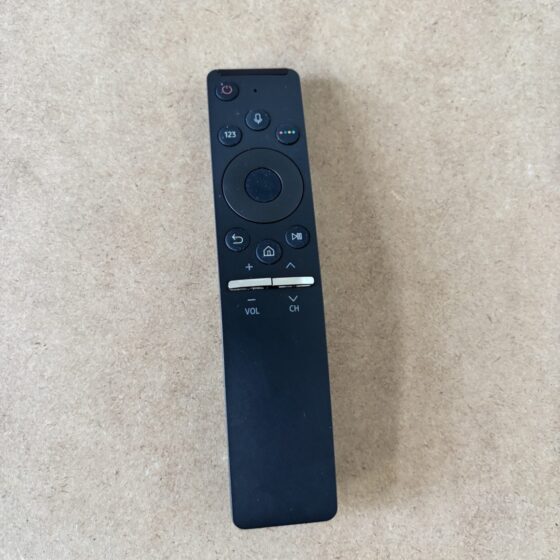 Pilot do telewizora Samsung z przyciskami multimedialnymi