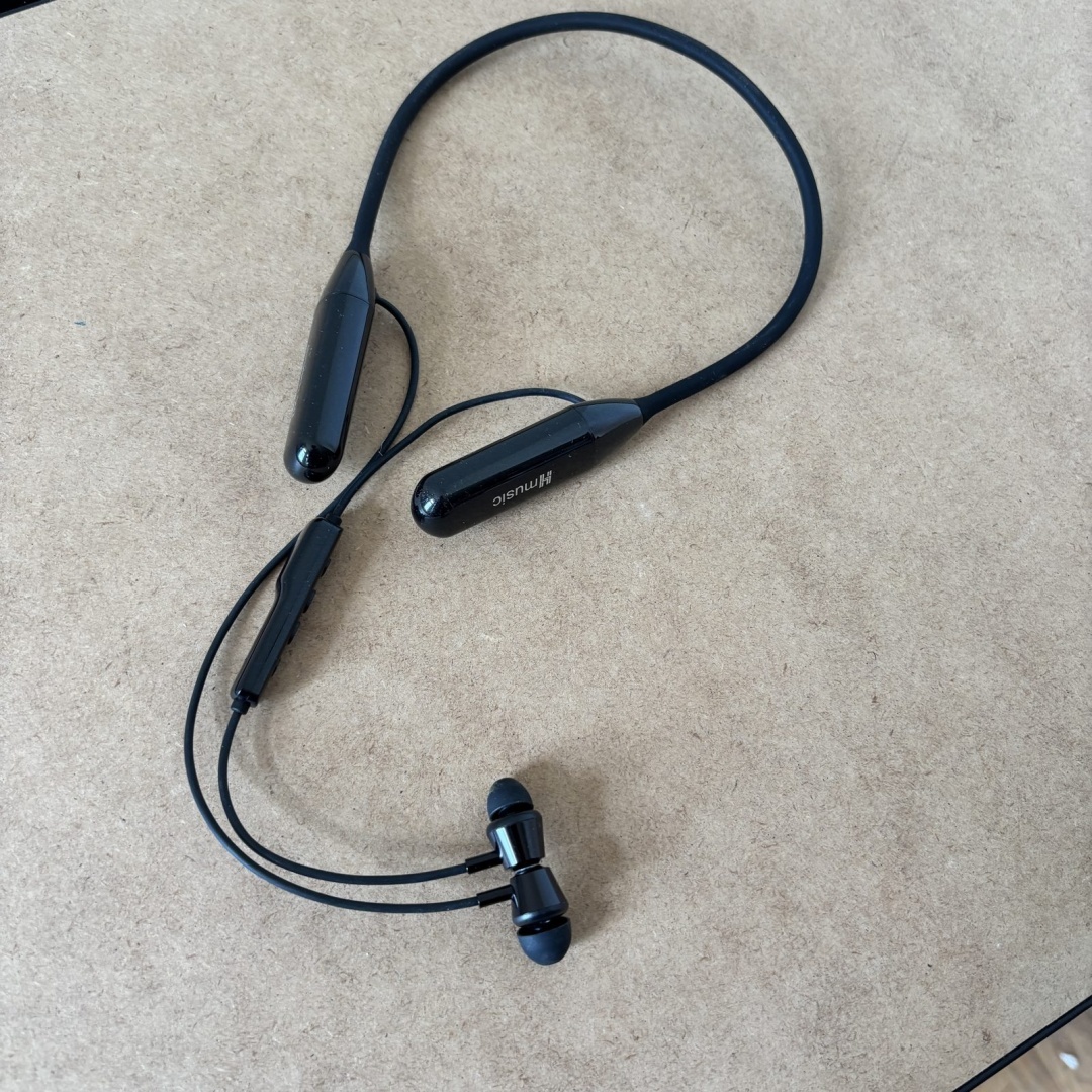 Słuchawki przewodowe typu neckband z mikrofonem