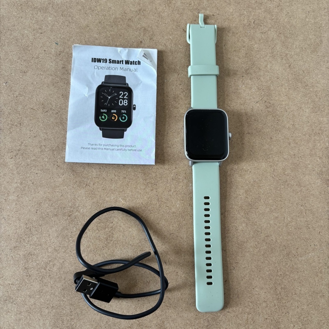 Smartwatch IDW19 z miętowym paskiem i ładowarką