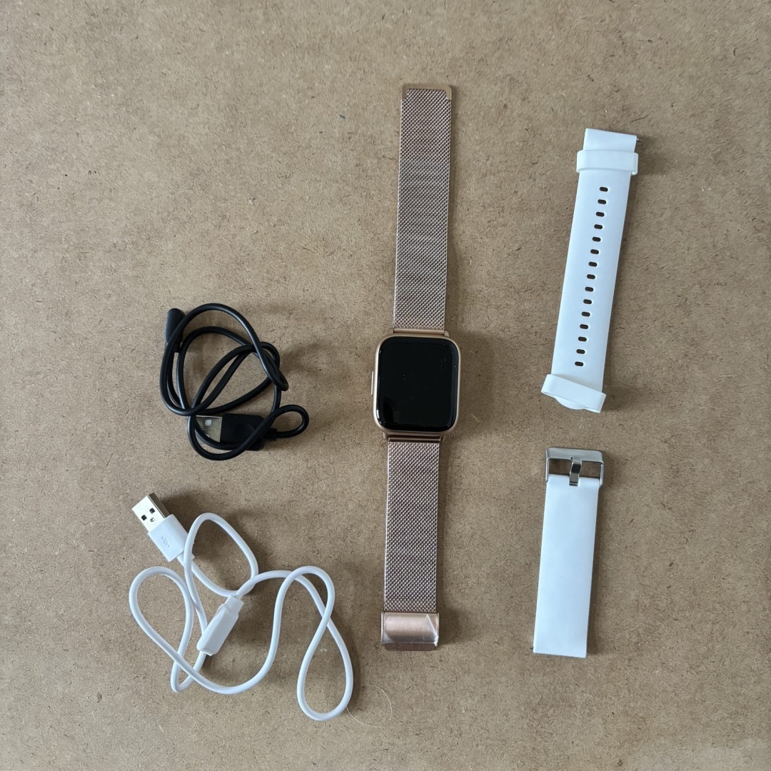 Smartwatch z dwoma paskami i przewodami ładowania