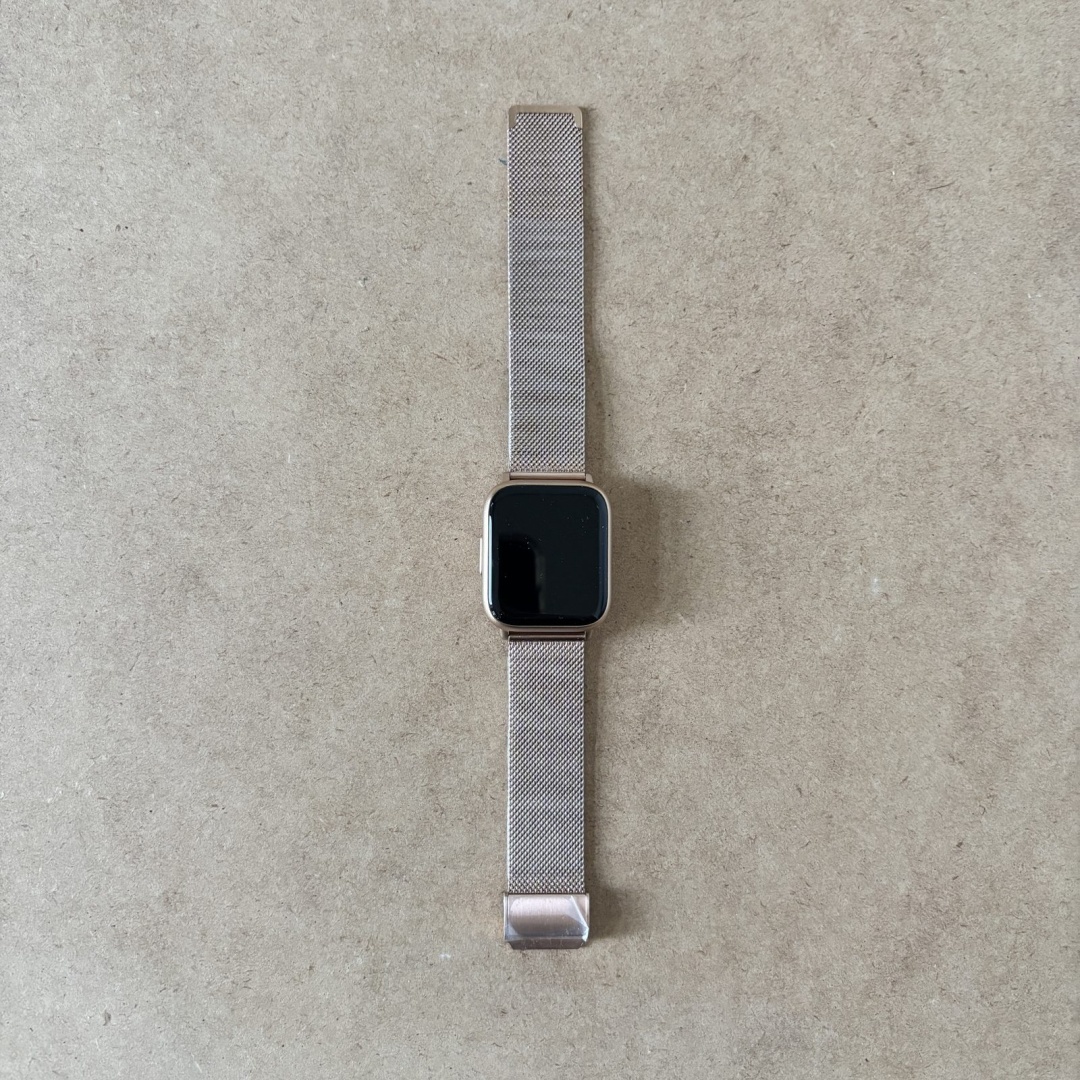 Smartwatch z dwoma paskami i przewodami ładowania - obrazek 2