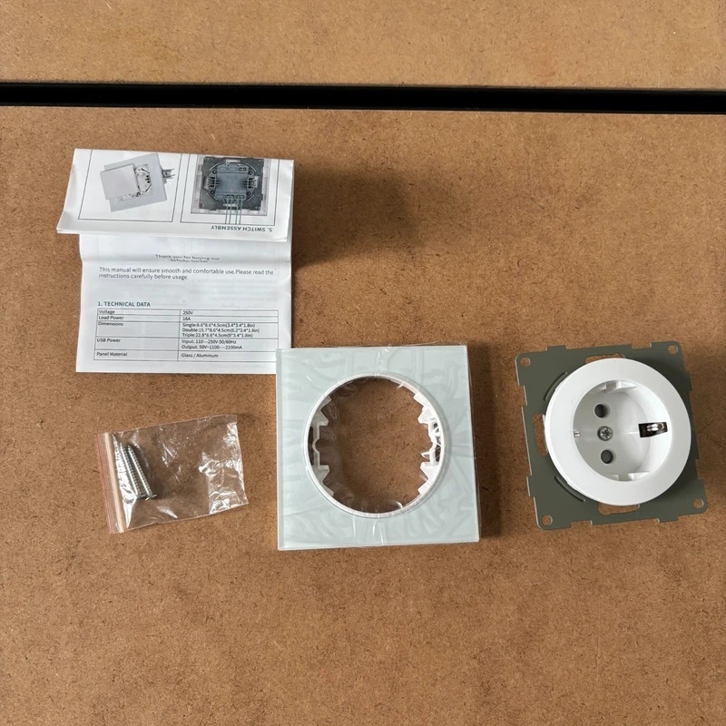 Szklane gniazdo Schuko cnBingo z USB, biale