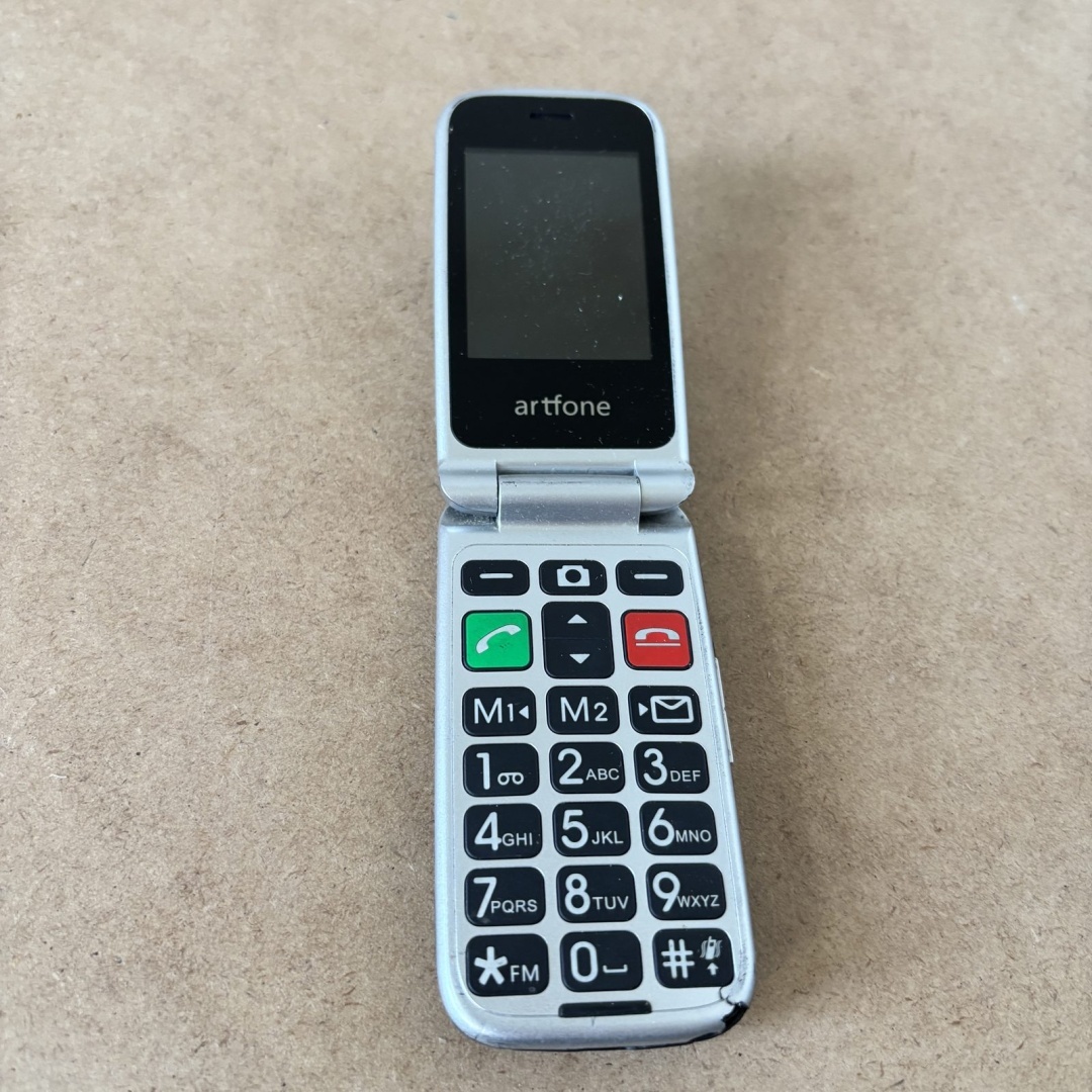Telefon klapkowy Artfone z przyciskiem SOS